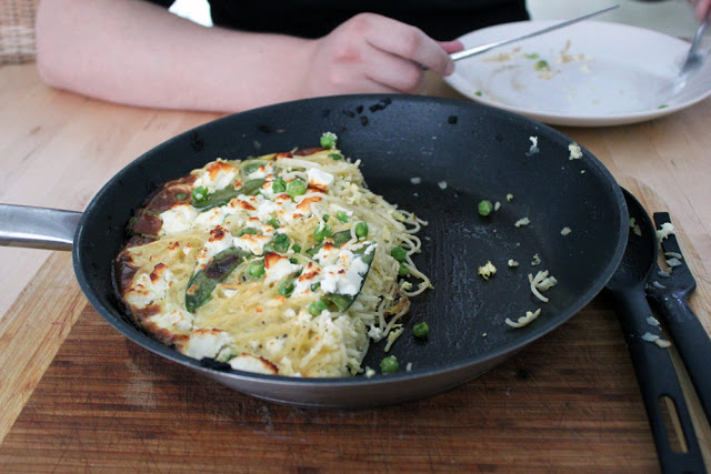 fresh frittata with peas, mangetouts, feta and spaghetti from the pan 